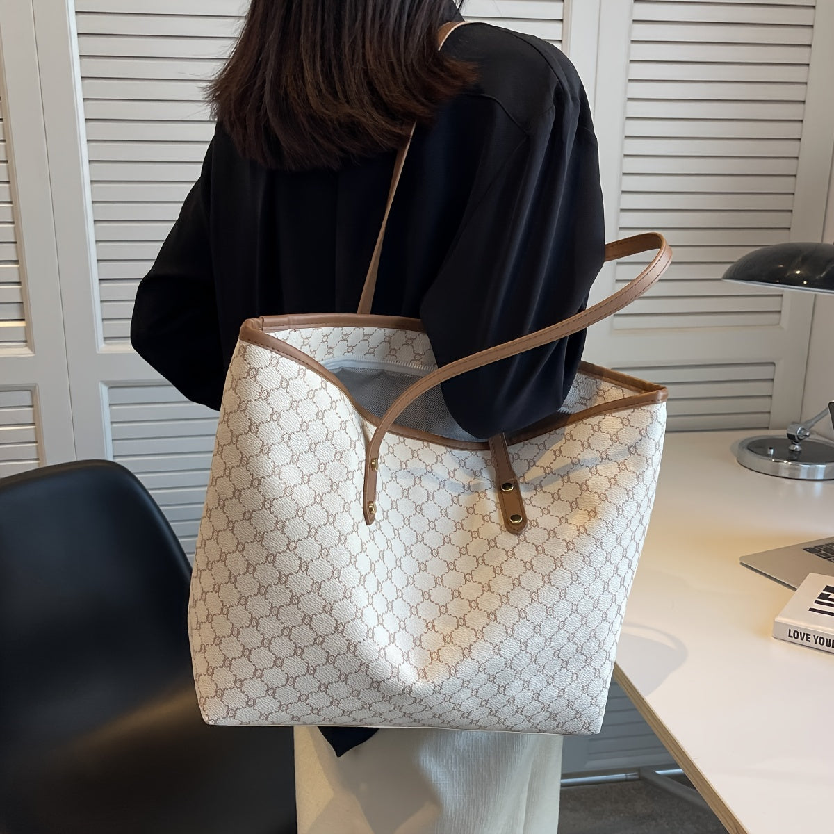 Château Élégance Shoulder Bag